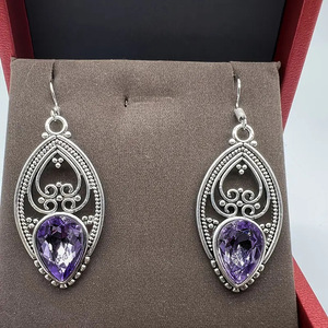 Orecchini Pendenti Vintage a Goccia Viola per Donne, Orecchini Floreali Traforati, Gioielli di Moda per Uso Quotidiano e Feste - Product Image 5