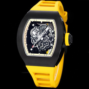 L'orologio di colore giallo presenta un design scheletrato e un vero tourbillon, rendendo IT un orologio meccanico da uomo di lusso - Product Image 2