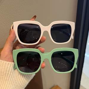 Gafas de Sol de Moda para Mujer, Color Rosa, para Todo Tipo de Rostro, Unisex, de Diseñador, con Logotipo, Protección UV400, de PC - Product Image 2