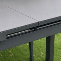 Table à manger extensible moderne pour l'extérieur avec structure en aluminium et plateau en verre pour patio et villa