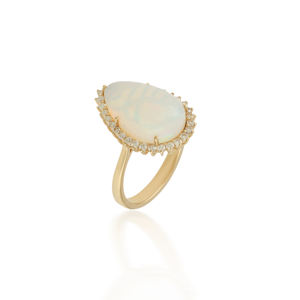 Bague cocktail en or jaune 18 carats avec opale en forme de poire et diamants, style exquis avec cette bague cocktail élégante dotée d'une opale en forme de poire. - Product Image 4