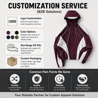 Veste coupe-vent bordeaux pour homme en nylon avec bandes réfléchissantes, blocs de couleur, capuche zippée, coupe ample, légère, respirante, style streetwear, personnalisable OEM