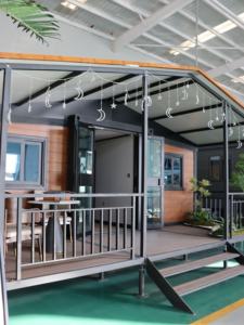 منزل حاويات بسقف شمسي يوفر طاقة خارج الشبكة لمحطات الطقس النائية - Product Image 2