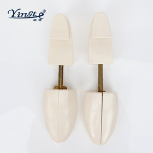 Estirador de zapatos ajustable Yinste, horma de madera pintada de blanco para calzar zapatos - Product Image 4
