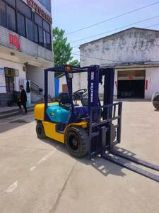 Gebrauchter Komatsu 30 3-Tonnen-Gabelstapler der 17. Generation mit 2 Stufen und 5 Meter Hubhöhe auf Lager zum günstigen Verkauf - Product Image 2