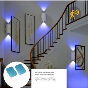 Lampe murale de projection LED RGB intelligente et colorée avec capteur, éclairage d'ambiance pour salon, recharge magnétique USB-C pour escaliers et couloirs - Product Image 1