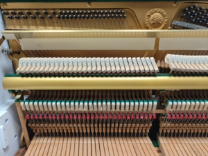 Piano Vertical Yamaha U1D de 88 Teclas, Color Blanco, Estilo Clásico, Teclas Contrapesadas, Tablero de Sonido de Madera Sólida, Montaje en Suelo, 418101 U1 - Product Image 2