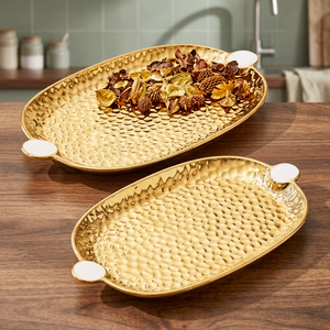 Plateau de service ovale doré avec poignée, finition métallique polie, motif uni, usage résidentiel - Product Image 3