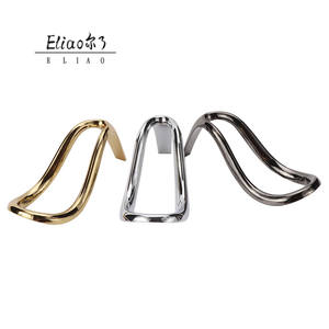 YiWu Erliao מחזיק צינורות עישון באיכות גבוהה קלאסי מתכת נעלי עקב מודרני עיצוב מודרני מעמד צינורות עישון סיטונאי - Product Image 4