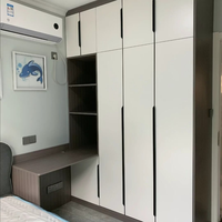 Armoire de rangement à étagères ouvertes, moderne, en MDF blanc, pour chambre principale, avec des éléments en rotin rustique et en verre