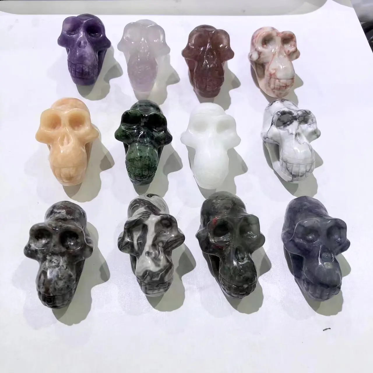クリスタルの頭蓋骨オランウータンの頭蓋骨卸売天然石英石宝石様々な色