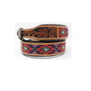 ปลอกคอสุนัขทำด้วยมือทำจากหนังที่มีการออกแบบให้เป็นเบาะและลูกปัดและสีแกะสลัก - Product Image 1