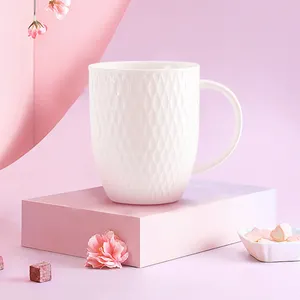 Дизайнерская посуда для напитков, белая рельефная чашка, керамическая фарфоровая кофейная кружка, оптовая продажа из чаочжоу