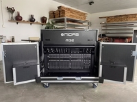 Console de mixage numérique MIDAS M32Live 32 canaux personnalisée dans un coffret de transport ouvert, prise en charge OEM et ODM