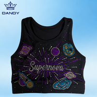 Ensemble d'entraînement personnalisé noir Supernova Galaxy avec strass : Soutien-gorge de sport dos nageur et short à cordon de serrage – Tenue d'entraînement respirante