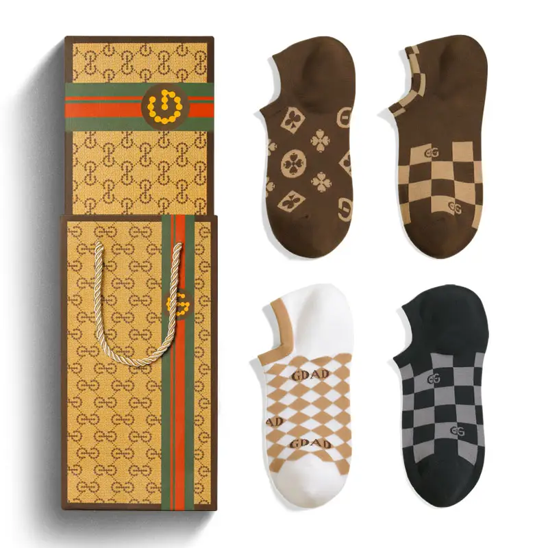 Toptan 4 Pairs lüks baskılı pamuk yüksek elastik bir boyut tasarımcı marka erkek çorap hediye kutusu ile