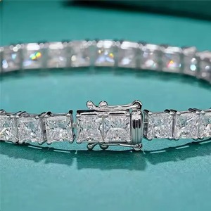 Pulsera Cubana de Lujo con Diamantes Moissanite y Plata de Ley 925, Joyería Hip Hop para Hombre y Mujer, Disponible para la Venta - Product Image 1