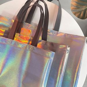 Bolsas de Mano Grandes de PP No Tejido Ecológicas con Lámina Metálica Holográfica Láser, Logotipo Personalizado, Duraderas para Ropa, Calcetines y Peluches - Product Image 3