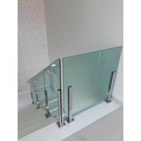 Escalier de balcon avec balustrades en verre à fixation par goujons