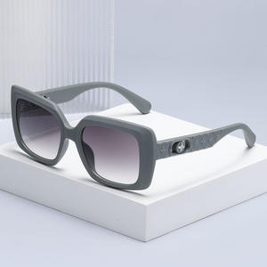 แว่นกันแดดทรงสี่เหลี่ยมหรูหราสำหรับผู้หญิง UV400 กรอบ PC และเลนส์คลาส 2 แว่นกันแดดสีดำ RG99062 บรรจุกล่อง - Product Image 1