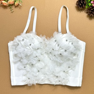 La parte superior Halter con pequeños tachuelas de flores, corsé de hueso de pescado con cuentas, cinturón y cojín en el pecho exuda una sensación de sofisticación. <span class=keywords><strong>Es</strong></span> <span class=keywords><strong>un</strong></span> - Product Image 1