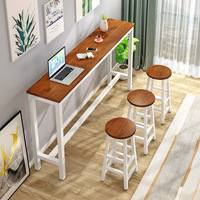 Table de bar moderne simple, étroite et longue, pour usage commercial, idéale pour les salons de thé, avec chaises hautes.