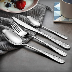 Couverts élégants classiques en acier inoxydable avec poignées uniques, parfaits pour les maisons traditionnelles et les concepts d'intérieur de salle à manger - Product Image 1