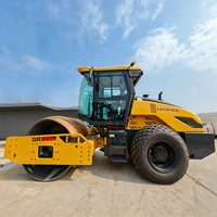 Compacteur à roues vibrantes à double fréquence et direction articulée à transmission intégrale