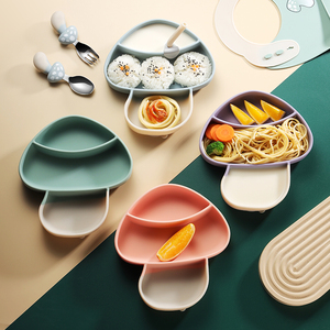 Assiette en silicone divisée anti-déversement pour enfants, ensemble d'alimentation sûr pour les aliments, bol, cuillère, fourchette, <span class=keywords><strong>vaisselle</strong></span>, <span class=keywords><strong>coffret</strong></span> cadeau personnalisé - Product Image 6