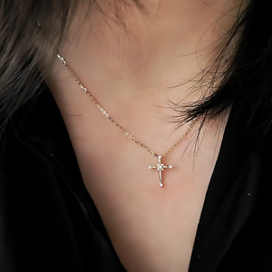 Collar con cruz clásica con incrustaciones de diamantes, chapado en plata de ley S925 con oro de 14K, diseño especial para mujer, collar de alta gama. - Product Image 1