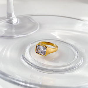 YF2640 Zierlicher Goldring-Design Schmuck Hypoallergener Edelstahl 18K Vergoldet mit Klaren Zirkonia-Ringen - Product Image 5