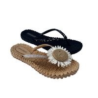 Tongs de plage décontractées pour femmes Design de tissage de fleurs de marguerite avec semelle intérieure épaisse en PVC Sandale antidérapante légère avec semelle plate
