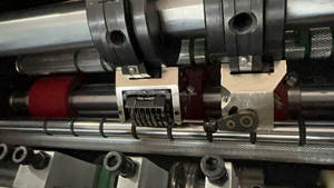 Machine de numérotation et de codage automatique par aspiration d'air, machine de pliage et de perforation numérique du papier, perforatrice de papier - Product Image 3