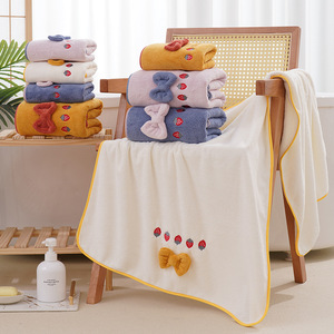 Ensemble de serviettes et draps de bain en polaire corail, 35x75cm et 70x140cm, absorbants, épaissis, brodés de fraises, pour usage domestique - Product Image 1