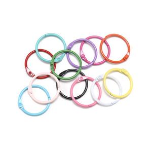 <span class=keywords><strong>30mm</strong></span> 카드 링 금속 페인트 루스 리프 데스크 캘린더 링 키 체인 액세서리 구슬 모자 다채로운 오픈 닫기 도매 - Product Image 1