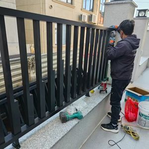 Clôture de <span class=keywords><strong>jardin</strong></span> en métal de haute qualité Clôture en tube vertical en aluminium Clôture de balcon et de bordure de cour - Product Image 2