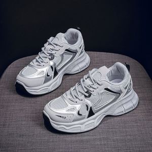 รองเท้าผ้าใบผู้หญิงทรง Dad Shoes รุ่นใหม่ปี 2025 ระบายอากาศได้ดี แบบผูกเชือก สีพื้น สไตล์เกาหลี แมทช์ได้กับทุกชุด พื้นหนา รองเท้าวิ่งลำลอง - Product Image 3