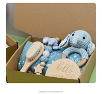 Vente en gros usine/OEM : Ensemble de hochets en crochet pour bébé en bois, coffret cadeau de naissance, chaîne de sucette, cadeau de naissance pour le premier mois de bébé