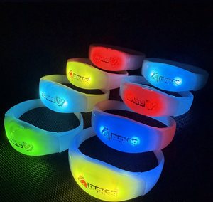 Pulseras LED luminosas, pulseras intermitentes, pulseras LED para conciertos, control remoto, pulseras para control de escenario. - Product Image 6