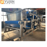 Presse à jus de fruits pour vignerons et cidriers, presse à vis à courroie