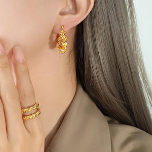 Pendiente Huggie trenzado chapado en oro de 18 quilates con forma de tornillo de acero inoxidable pulido alto para mujer - Product Image 6