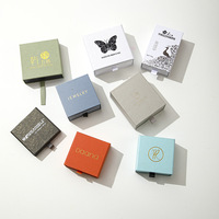 Boîtes d'emballage pour bijoux en microfibre avec logo personnalisé imprimé et gaufré, couleur personnalisée, insert coulissant pour cadeau, taille personnalisée, boîte à tiroir