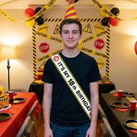 Schwarz-Gelbe Vorsicht-Dekorationen zum 18. Geburtstag für Jungen, Satin-Schärpe mit Sicherheitsnadel und Verstellbarer Passform