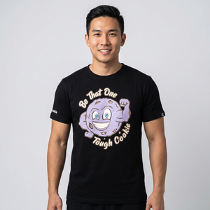 เสื้อยืดผู้ชายสีดำพิมพ์ลายการ์ตูน คอโอ แขนสั้น ทรงลำลอง ผ้าเจอร์ซีย์คอตตอน 100% รุ่น Be That One Tough Cookie - Product Image 6
