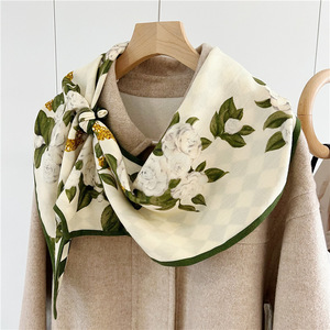 Sciarpa di <span class=keywords><strong>seta</strong></span> stampata floreale di alta qualità 35*35 pollici 100% in <span class=keywords><strong>pura</strong></span> <span class=keywords><strong>seta</strong></span> scialli sciarpa in <span class=keywords><strong>seta</strong></span> stile Euro - Product Image 4