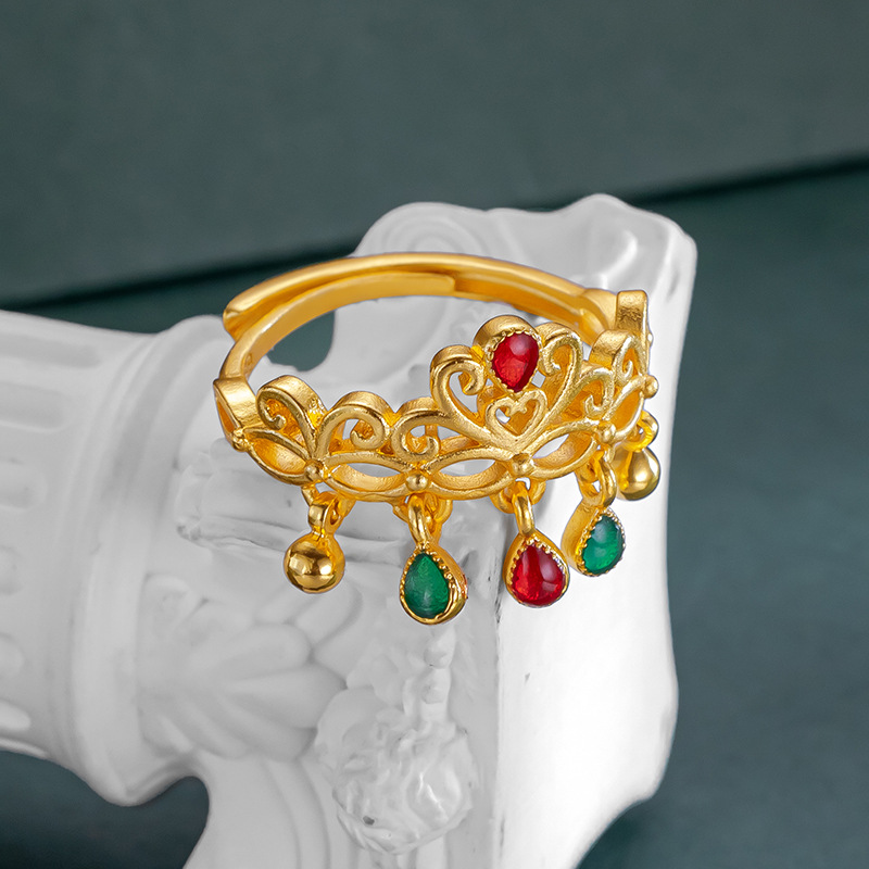 Bague couronne émaillée à pompon