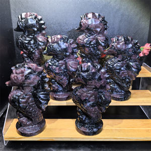 Sculture di Cavallucci Marini in Cristallo Naturale all'Ingrosso, Artigianato in Cristallo, Ippocampo in Granato in Vendita - Product Image 2