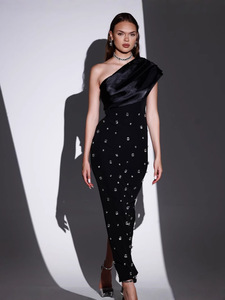 Vestido de noche de alta gama europeo y americano en stock, con un solo hombro y adornos de diamantes de imitación. - Product Image 1