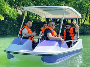 Bateau à pédales pour 4 personnes, <span class=keywords><strong>vélo</strong></span> aquatique, moteur électrique, bateau à pédales en fibre <span class=keywords><strong>de</strong></span> verre pour 2, canoë, kayak, bateau <span class=keywords><strong>de</strong></span> pêche avec batterie et pédales - Product Image 1