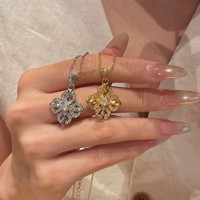 Collier Vajra à quatre feuilles, un accessoire pendentif de luxe léger, de niche et haut de gamme pour femme, chaîne de clavicule